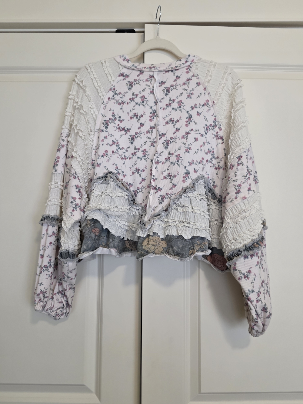 POL Women's Floral Ruffle Pullover Sweatshirt - White & Pink - Picture 4 of 4